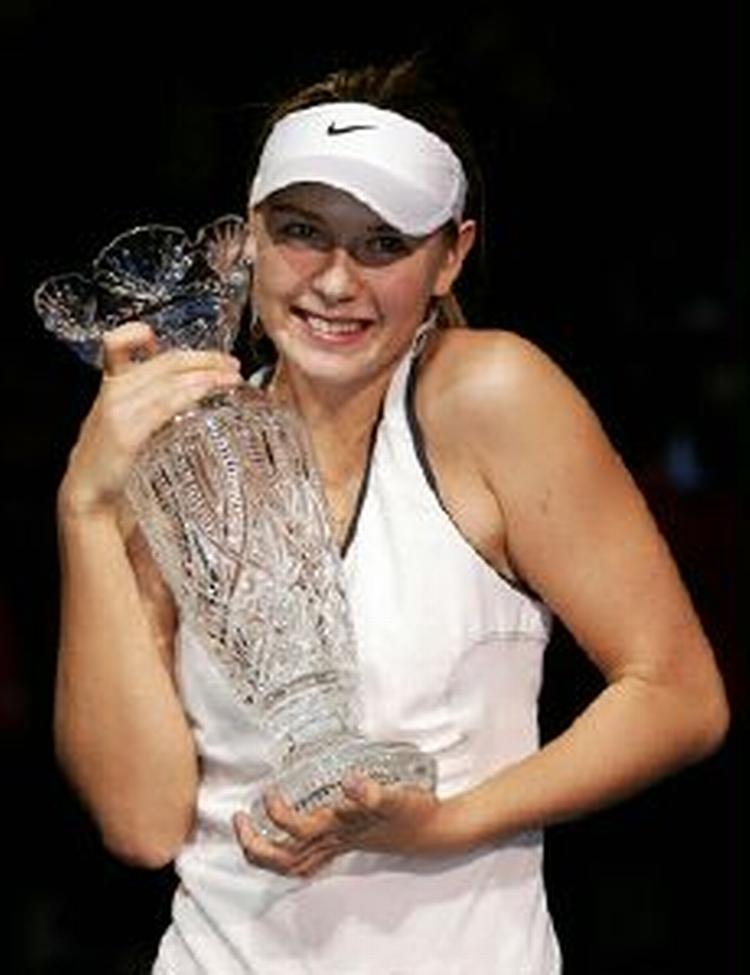 Maria Sjarapova med WTA-trofæet. Foto: AP 