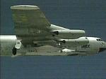 Her ses det ubemandede X-43A-fly under bugen af et B-52 'moderfly'. Billedet er taget under det andet forsøg ud af tre i marts 2004. - Foto: AP. 