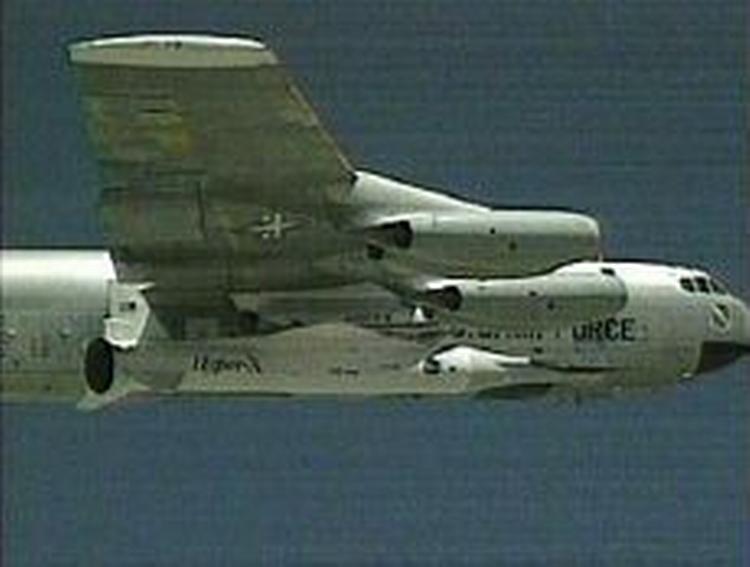 Her ses det ubemandede X-43A-fly under bugen af et B-52 'moderfly'. Billedet er taget under det andet forsøg ud af tre i marts 2004. - Foto: AP. 