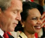 Bush og en storsmilende Rice ved præsentationen af USA's nye udenrigsminister. - Foto: AP 
