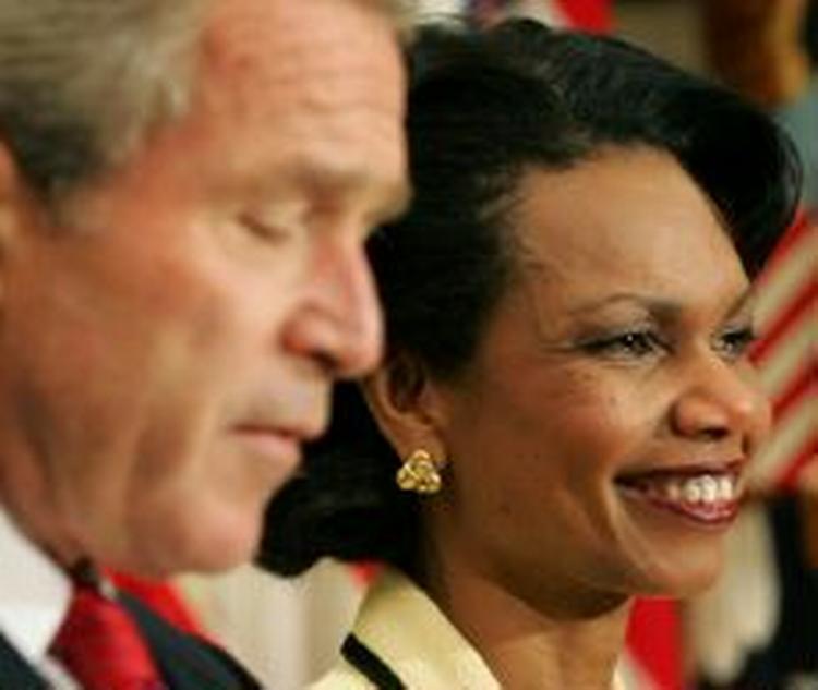 Bush og en storsmilende Rice ved præsentationen af USA's nye udenrigsminister. - Foto: AP 