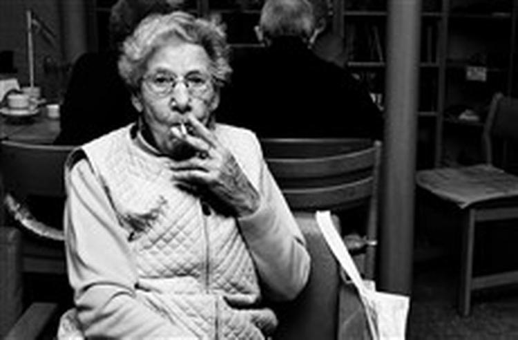 Lilly Johannesen kan godt vente med at ryge, til hjemmehjælperen er gået, men det er princippet i det, hun er imod. Det er ydmygende.   Foto: Camilla Stephan 