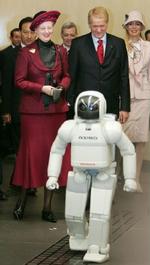 Både dronning Margrethe og ambassadør Poul Hoiness har højden med sig. Det kan ikke helt siges om robotten Asimo. - Foto: AP 