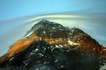 En gruppe berømte bjergbestigere vil have fredet Mount Everest, der med sine 8.848 meter er verdens højeste bjerg. - Foto: APA! 