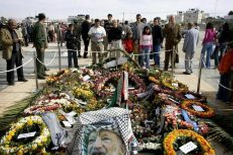 Mens palæstinensere ærer deres afdøde leder ved gravpladsen i Ramallah på Vestbredden, er der fortsat mystik om dødsårsagen. - Foto: Thomas Sjørup 
