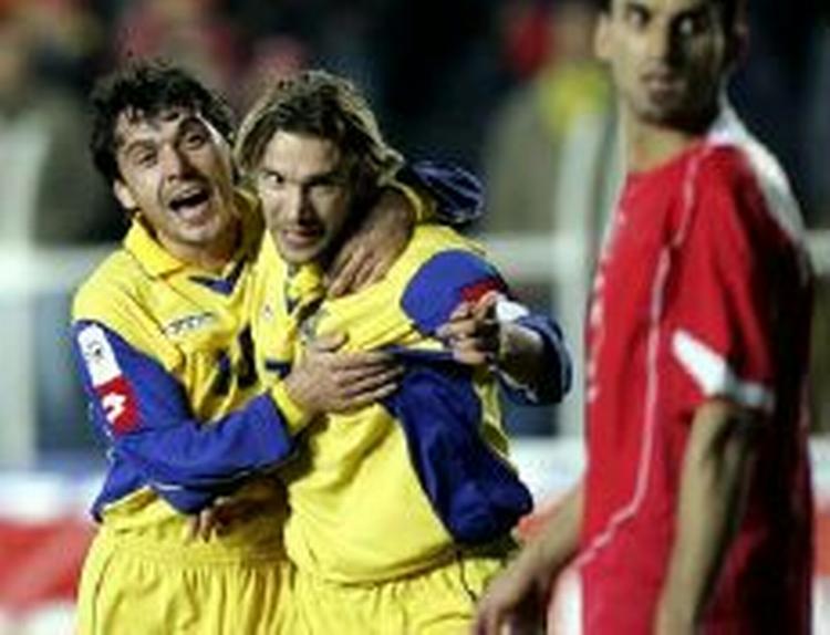 I det 17. minut bragte Milans stjerneangriber Andrej Sjevtjenko Ukraine foran 2-0. - Foto: AP 