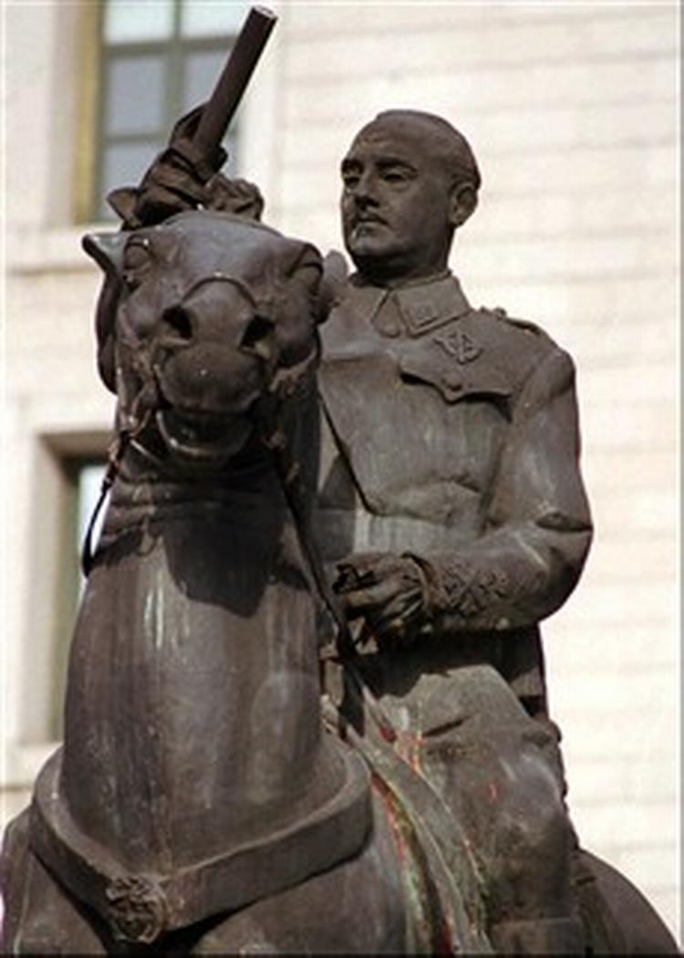 General Franco er helt til hest. - Foto: AP 
