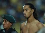 Ronaldinho må skuffet forlade banen efter Brasiliens 1-0 nederlag til Ecuador. - Foto: AP 