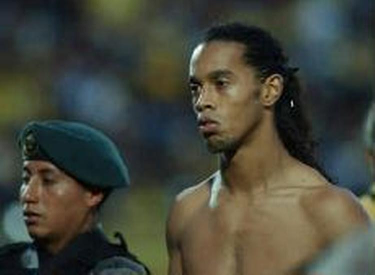 Ronaldinho må skuffet forlade banen efter Brasiliens 1-0 nederlag til Ecuador. - Foto: AP 