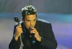 Robbie Williams anser ikke sig selv for særligt klog, men dog noget bedre begavet end den amerikanske præsident. - Foto: AP 