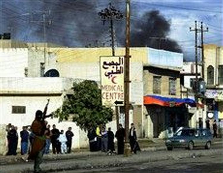 Maskerede og bevæbnede oprørere optrådte på åben gade i Iraks tredjestørste by Mosul, hvor de også angreb guvernørboligen med morterer.   Foto: AP 
