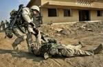 En såret amerikansk soldat trækkes væk fra kampene i Fallujah. - Foto: AP 