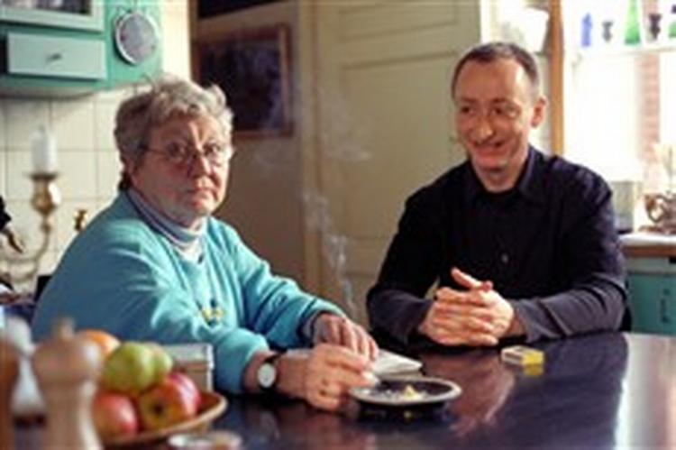 Søren Fauli sammen med sin mor, Mona, der træder i karakter som filmens sande hovedperson. - Foto: Camilla Hjelm 