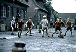Filmen klipper smukt mellem gadens unger i klumpspil om kludebolden og kvalifikationskampene til VM i 1954. - Foto: Øst for Paradis 
