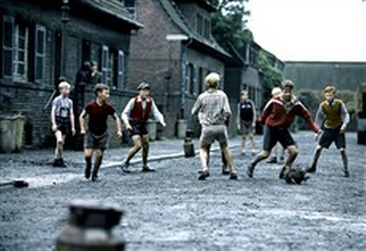 Filmen klipper smukt mellem gadens unger i klumpspil om kludebolden og kvalifikationskampene til VM i 1954. - Foto: Øst for Paradis 