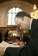 Arafats nevø, Nasser al-Kidwa, tager til Paris i dag for at få udleveret den afdøde palæstinensiske leders sygejournal. - Foto: AP 