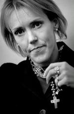 KRIMIKVINDE. Åsa Larsson var fortravlet skattejurist. Nu er hun forfatter, og hun elsker det: At bure sig inde med opdigtede personer og morderiske historier fra det højloftede Kiruna.   Foto: Finn Frandsen 