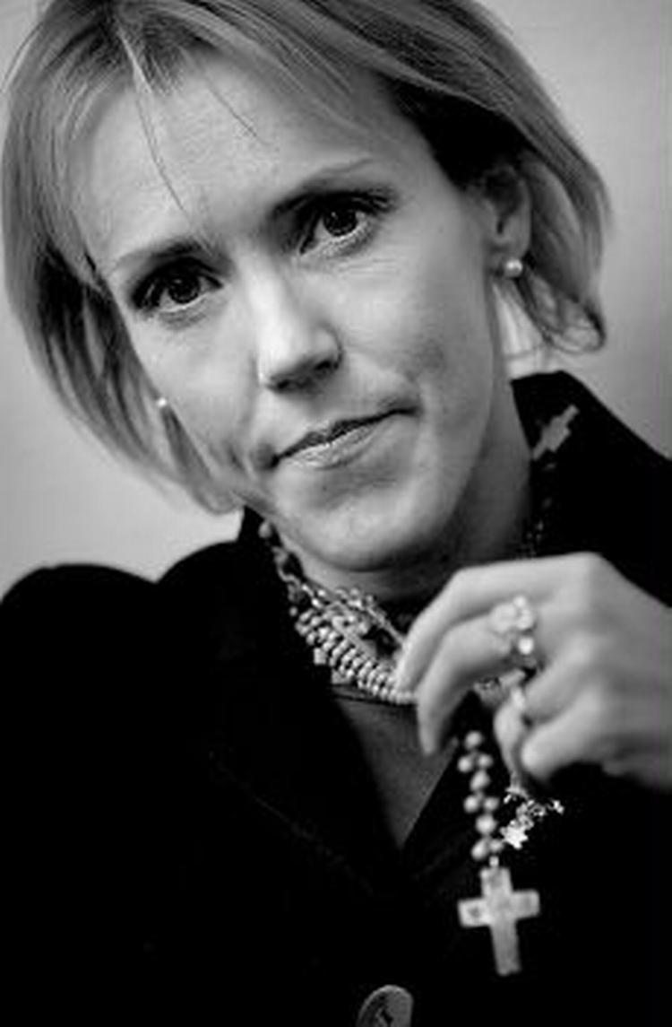 KRIMIKVINDE. Åsa Larsson var fortravlet skattejurist. Nu er hun forfatter, og hun elsker det: At bure sig inde med opdigtede personer og morderiske historier fra det højloftede Kiruna.   Foto: Finn Frandsen 