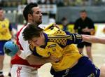 Morten Bjerre i nærkamp under kampen, som altså endte med svensk sejr. - Foto: Pressens Bild 