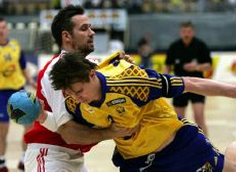 Morten Bjerre i nærkamp under kampen, som altså endte med svensk sejr. - Foto: Pressens Bild 