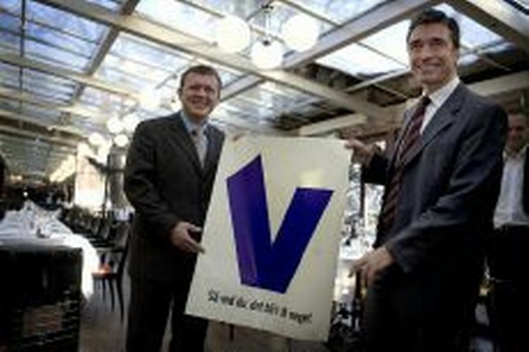 Venstrefolkene Lars Løkke Rasmussen og Anders Fogh Rasmussen præsenterer Venstres nye slogan 'Så ved du det bli'r til noget'. - Foto: Jens Dresling 