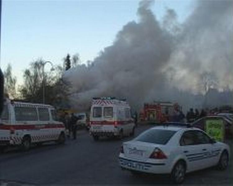 Ulykken udløste en stor udrykning af ambulancer, brandbiler og politi. - Foto: LocalEyes 