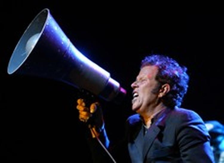 Tom Waits har et rustent søm, hvor vi andre har stemmebånd. - Foto: AP 