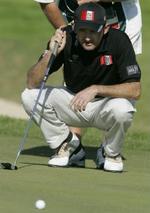Marcus Brier, den ene halvdel af den østrigske overraskelse i Sevilla, gør sig klar til at putte. - Foto: AP 