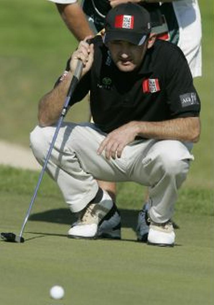 Marcus Brier, den ene halvdel af den østrigske overraskelse i Sevilla, gør sig klar til at putte. - Foto: AP 