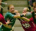 Katrine Fruelund har i flere sæsoner været en af nøglespillerne for Viborg HK. Her er hun fanget i en Horsens-sandwich. - Foto: Rasmus Baaner 