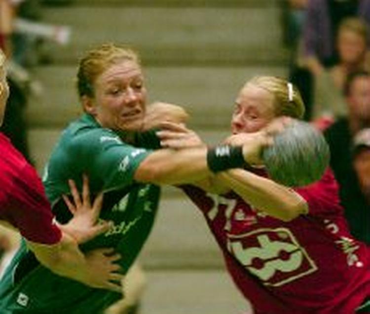 Katrine Fruelund har i flere sæsoner været en af nøglespillerne for Viborg HK. Her er hun fanget i en Horsens-sandwich. - Foto: Rasmus Baaner 