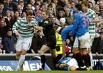 Dommeren har fat i Celtics ALan Thompson, som ligner en mand, der gerne lige vil sige noget til Peter Løvenkrands (liggende), der gik i dørken efter at være blevet ramt ganske let af Celtic-spilleren. - Foto: AP 