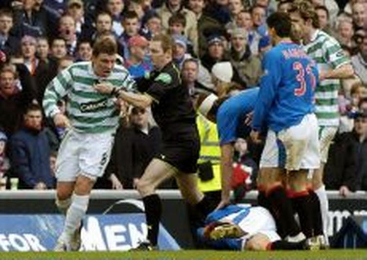 Dommeren har fat i Celtics ALan Thompson, som ligner en mand, der gerne lige vil sige noget til Peter Løvenkrands (liggende), der gik i dørken efter at være blevet ramt ganske let af Celtic-spilleren. - Foto: AP 