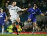 Henrik 'Tømrer' Pedersen takles af Tiago Mendes. Danskeren kom ikke på scoringstavlen. - Foto: AP 