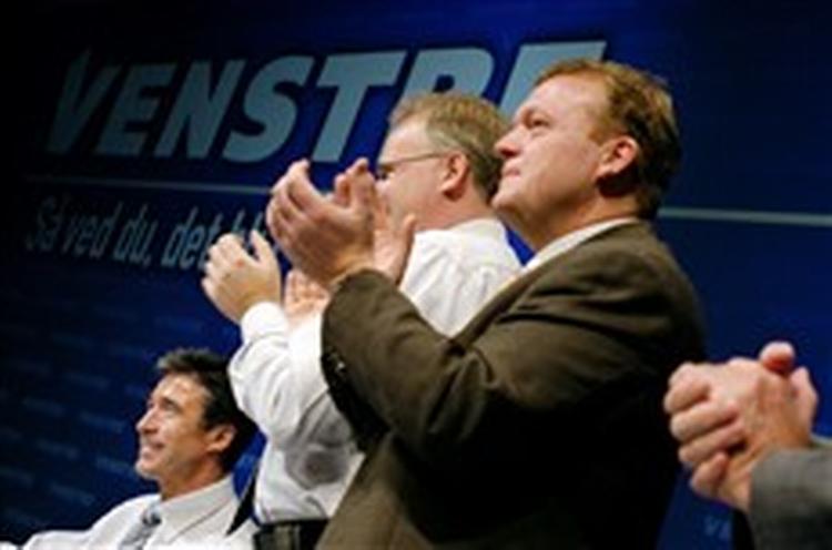 Partisekretær Jens Skipper Rasmussen og næstformand Lars Løkke Rasmussen hylder på Venstres landsmøde Anders Fogh Rasmussen, der blev genvalgt til formand uden modkandidater.   Foto: Rasmus Baaner 