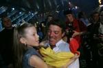 9-årige Marìa Isabel får et knus af sin far. - Foto: AP 