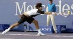 Roger Federer strækker sig efter en bold i semifinalen mod Safin. - Foto: AP 