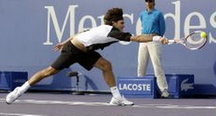 Roger Federer strækker sig efter en bold i semifinalen mod Safin. - Foto: AP 