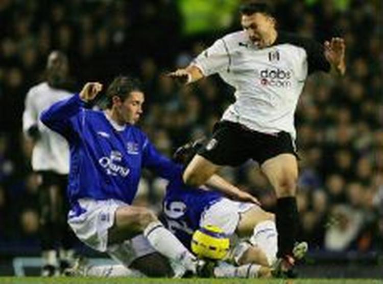 Fulhams Malbranque takles af Evertons David Weir (blå). - Foto: AP 
