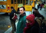 190 eren fra Lyngby Station er kørt, og Alex Landex vælger at vente på 590 eren til Danmarks Tekniske Universitet, selv om han ikke ved, hvornår den kommer. Lystavlen duer nemlig ikke.   Foto: Finn Frandsen 