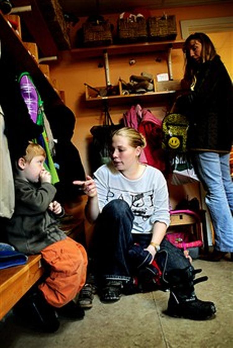 Pædagogstuderende Nina Hørning, i midten, får ikke den opstramning, hun ønsker af uddannelsen.   Foto: Martin Lehmann 