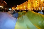 Tusindvis af Viktor Jusjtjenkos tilhængere har søndag aften fejret udsigten til sejr i centrum af Kiev. - Foto: AP 