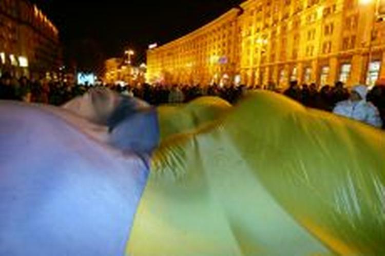 Tusindvis af Viktor Jusjtjenkos tilhængere har søndag aften fejret udsigten til sejr i centrum af Kiev. - Foto: AP 
