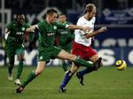 Wolfsburgs Hofland (grøn) forsøger at få has på HSV's målfarlige bosnier, Berbarez. - Foto: AP 