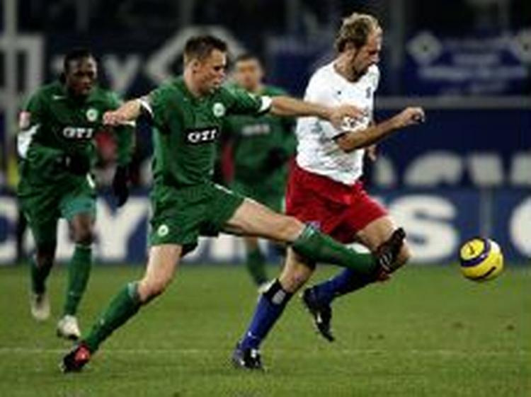 Wolfsburgs Hofland (grøn) forsøger at få has på HSV's målfarlige bosnier, Berbarez. - Foto: AP 