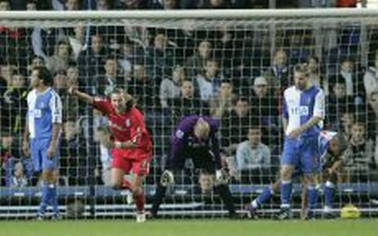 Robbie Savage (rød) har bragt Birmingham foran 2-1 i slutningen af første halvleg. - Foto: AP 