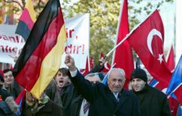 Der var tre officielle flag: det tyske, det tyrkiske og EU-flaget. Parolen var: »Sammen for fred og imod terror«. - Foto: AP 