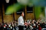 Statsminister Fogh tog salen med storm i Herning. - Foto: Rasmus Baaner 