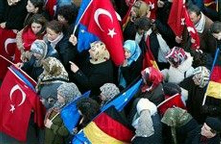 Også i Tyskland raser debatten om islam og ytringsfrihed. I går gik 20.000 muslimer i Köln i demonstration til støtte for demokrati og tysk retsorden   Foto: Hermann J. Knippertz/AP 