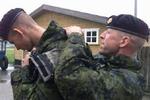 Soldater fra Den Internationale Brigade til samling i Oksbøl-lejren før afrejse til en opgave i Kosova. - Arkivfoto: Lars Skaaning 